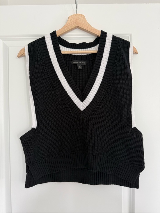 Banana Republic Sweaters - Banana Republic Black & White V-Neck Sweater Vest - Ribbed Knit
